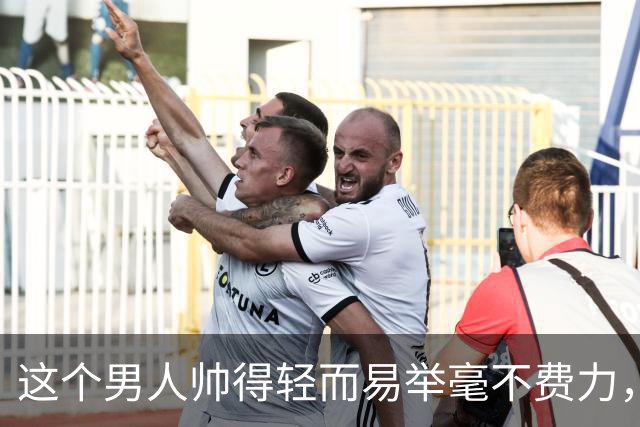 这个男人帅得轻而易举毫不费力，看一眼就心动一万遍，真的太帅了